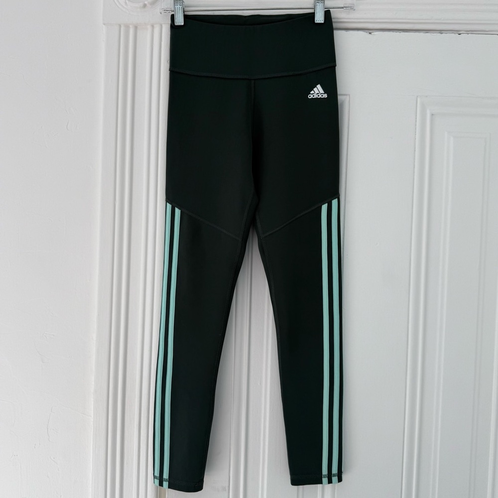 🦊 Adidas Women's Gray Leggings with Aqua Stripes - Picture 2 of 10